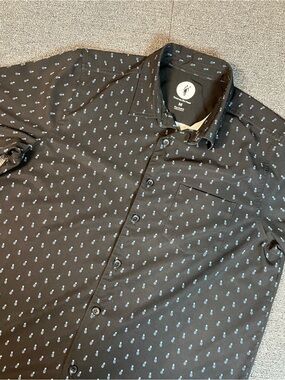 Toes on the Nose Black Pineapple Print Button Down Shirt Men’s - Med